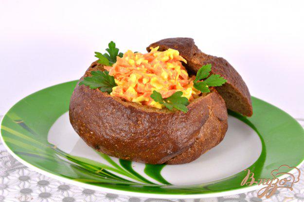 фото рецепта: Морковный салат с курицей и грибами в ржаной булочке