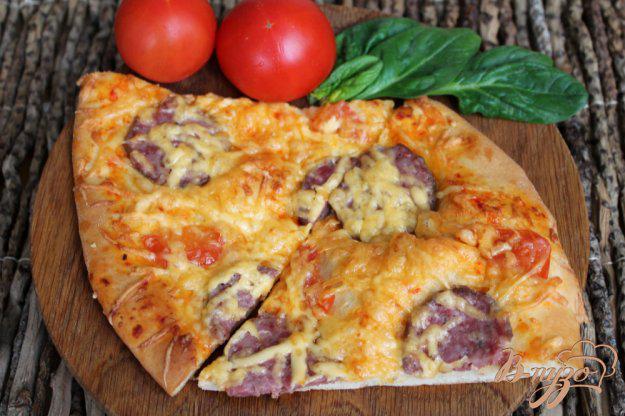 фото рецепта: Пицца с колбасой и помидорами