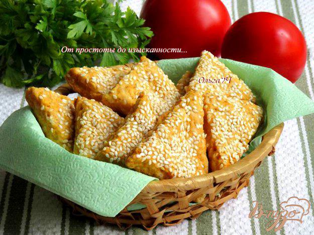 фото рецепта: Сырное печенье с паприкой и кунжутом