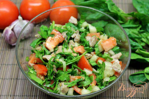 фото рецепта: Салат из помидор со свининой и шпинатом