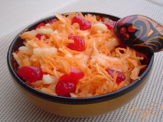 фото рецепта: Салат из моркови, яблок и вяленой вишни