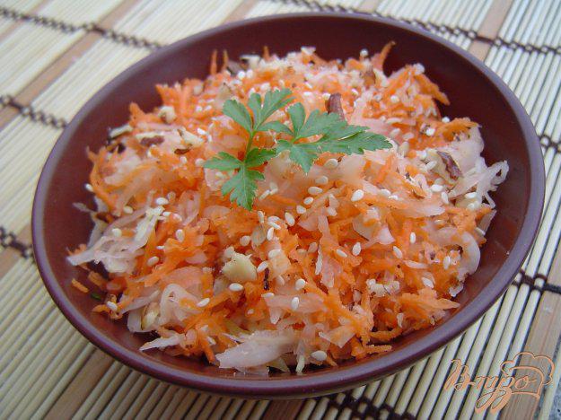 фото рецепта: Салат из моркови, квашеной капусты, орехов и кунжута