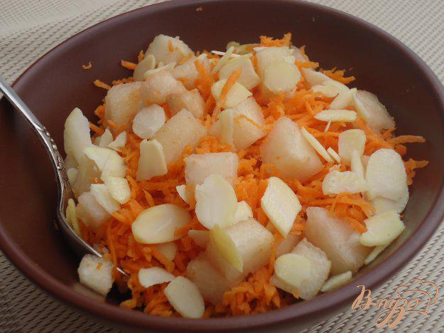 фото рецепта: Салат из моркови, груши и миндалем