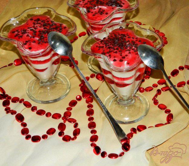 фото рецепта: Творожный десерт с малиновым топпингом