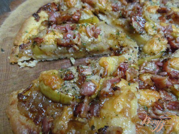 фото рецепта: Пицца с яблоком и беконом
