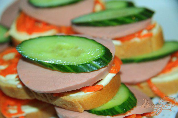 фото рецепта: Закусочные бутерброды с морковью по-корейски