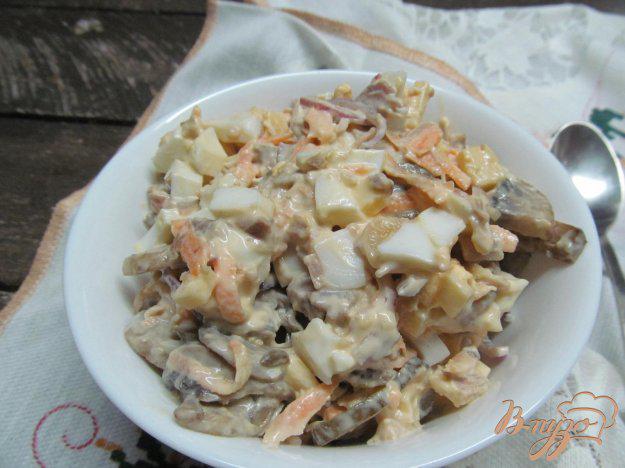 фото рецепта: Салат со свининой грибами и сыром