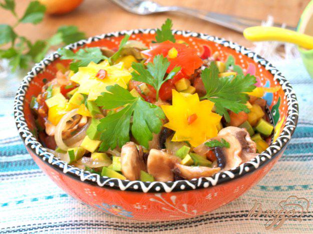 фото рецепта: Салат с авокадо и шампиньонами