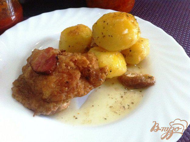 фото рецепта: Куриные бедрышки с хрустящей корочкой с гарниром