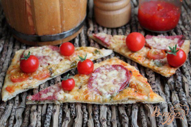 фото рецепта: Пицца с колбасой каперсами и помидорами