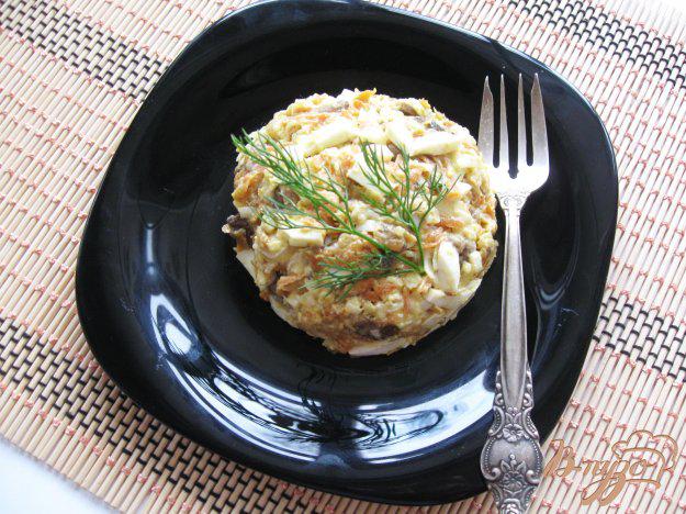 фото рецепта: Тёплый салат с грибами, морковью и луком