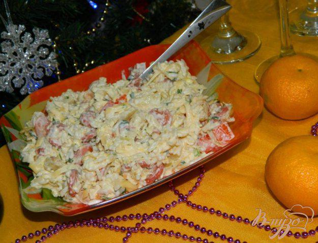 фото рецепта: Салат с сосисками, ананасами и сыром