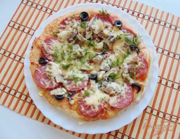 фото рецепта: Пицца с салями и маринованными грибами