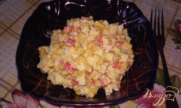 фото рецепта: Салат из крабовых палочек с кукурузой