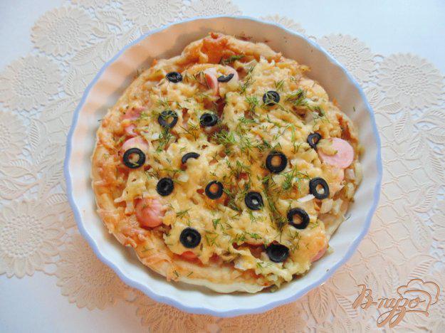 фото рецепта: Пицца с маринованными огурцами, сосисками и луком