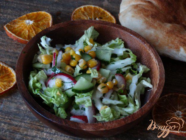 фото рецепта: Салат с кукурузой и редисом