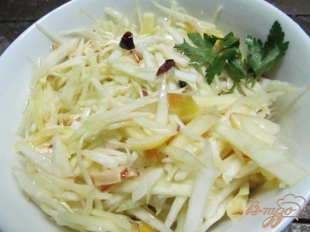 фото рецепта: Капустный салат с копченым сыром и яблоком