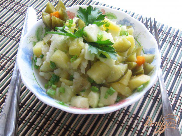 фото рецепта: Тёплый картофельный салат с яблоком и огурцом