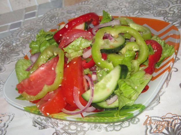 фото рецепта: Салат из свежих овощей с кунжутом