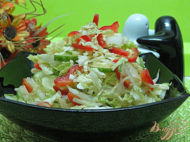 фото рецепта: Салат из пекинской капусты, огурца и перца
