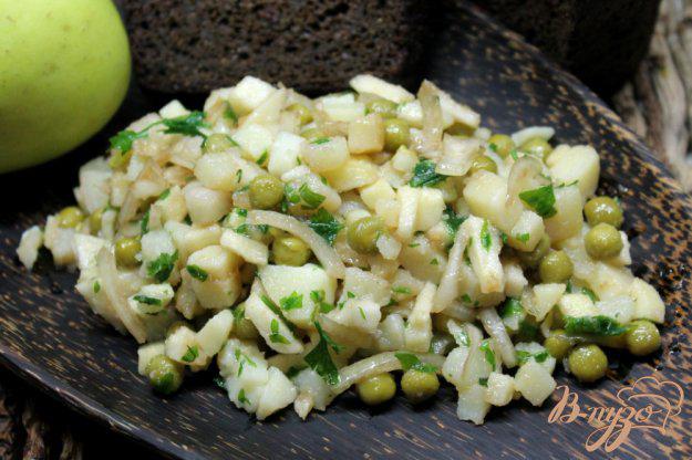 фото рецепта: Картофельный салат с маринованным луком и горошком