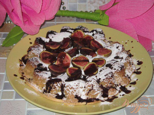 фото рецепта: Бисквитный пирог с инжиром
