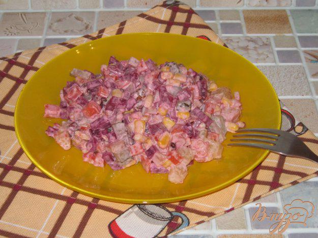 фото рецепта: Свекольный салат с кукурузой и грецкими орехами