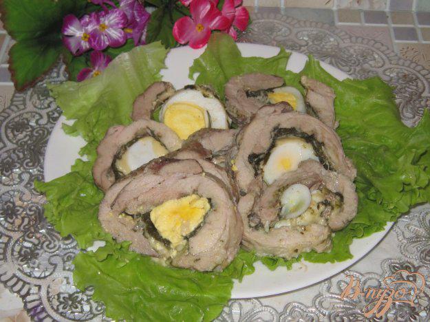 фото рецепта: Мясной рулет с яйцом, сыром и щавелем