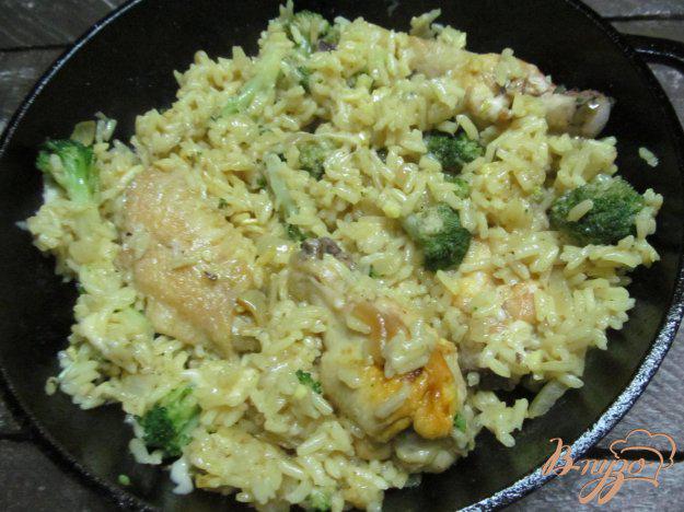 фото рецепта: Сырные куриные крылья с рисом и брокколи