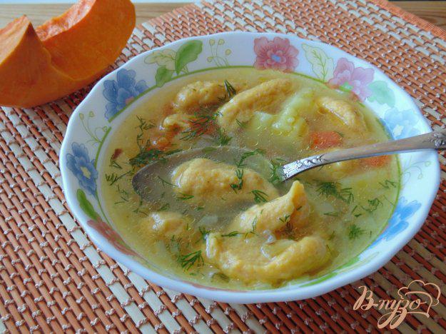 фото рецепта: Куриный суп с клецками из тыквы