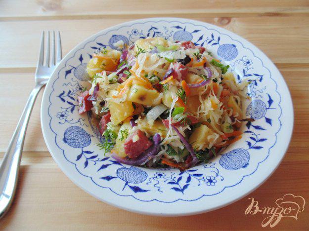 фото рецепта: Теплый салат с квашеной капустой и копченой колбасой