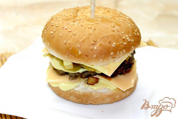 фото рецепта: Бургер с горчичным соусом и картошкой фри