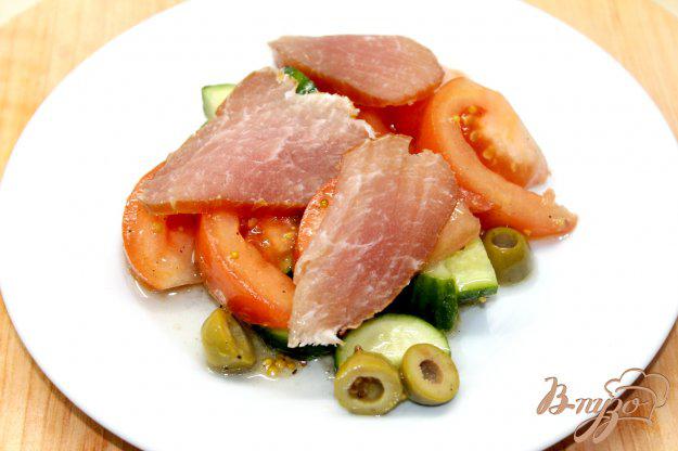 фото рецепта: Овощной салат с оливками и вяленым мясом