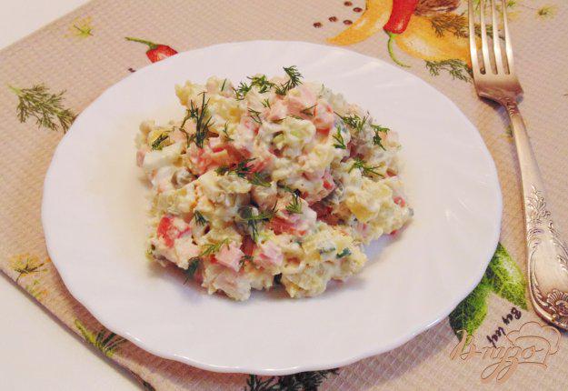 фото рецепта: Салат с крабовыми палочками и колбасой