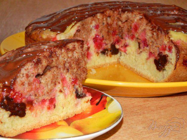 фото рецепта: Пирог с черносливом и красной смородиной
