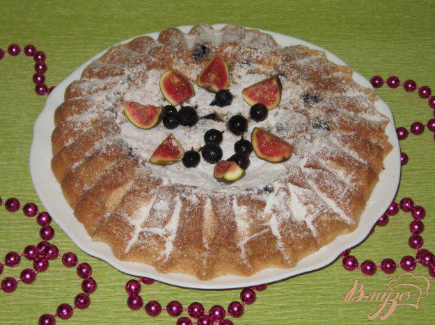 фото рецепта: Бисквитный пирог с инжиром и черной смородиной