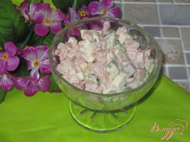 фото рецепта: Салат с копченым окорочком, ветчиной и огурцом