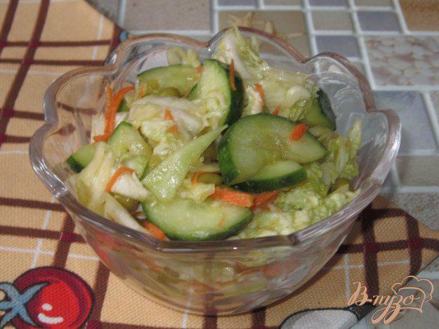 фото рецепта: Салат из пекинской капусты, огурца и зеленого горошка