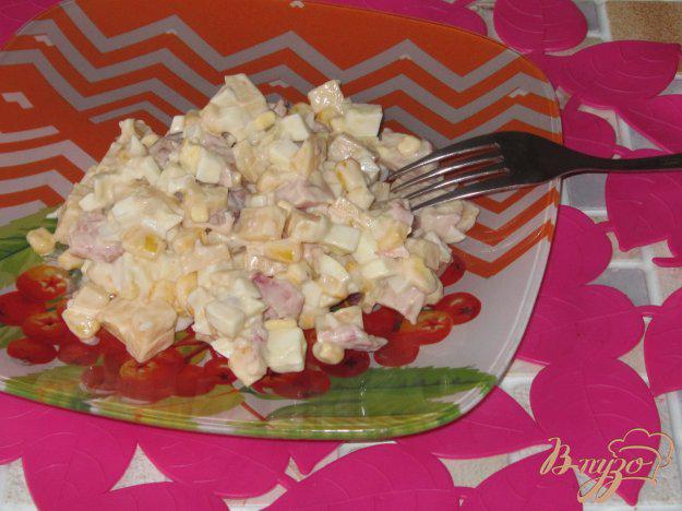 фото рецепта: Салат с сыром, яйцом и копченым окорочком