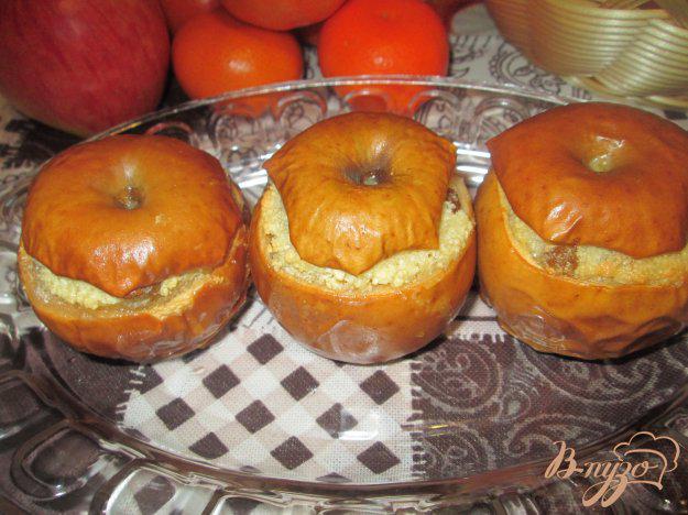 фото рецепта: Запеченные яблока,  фаршированные творогом и изюмом