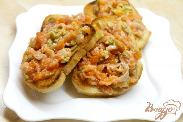 фото рецепта: Бутерброды с слабосоленым лососем, помидорами и оливками
