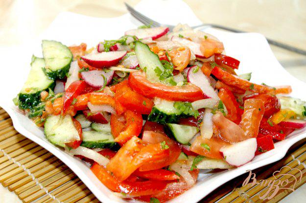 фото рецепта: Овощной салат с редисом  и маринованным луком