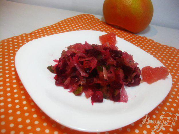 фото рецепта: Салат с квашеной капустой и грейпфрутом