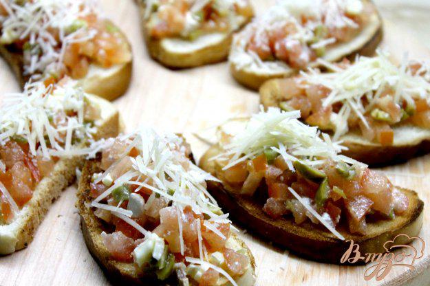 фото рецепта: Бутерброды с помидорами, фетой и оливками