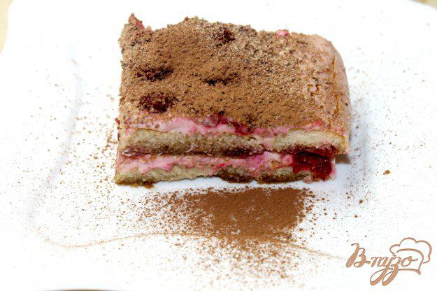 фото рецепта: Быстрый тортик с творогом и малиной из печенья « Савоярди»