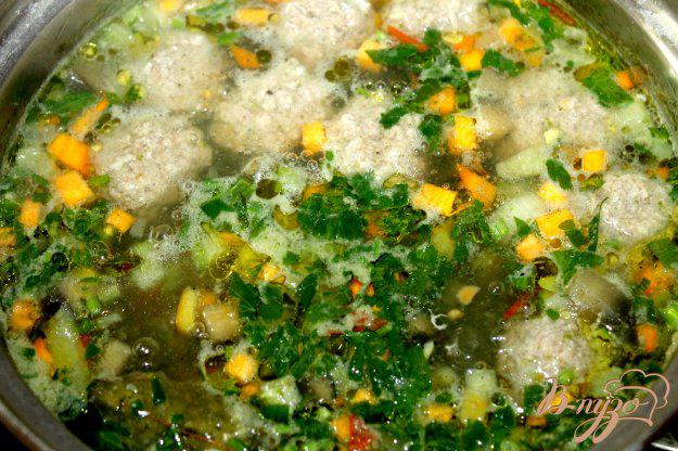 фото рецепта: Овощной суп с фрикадельками и шпинатом