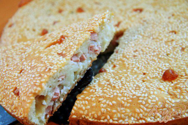 фото рецепта: Пирог из заливного теста с колбасой, сыром и зеленью