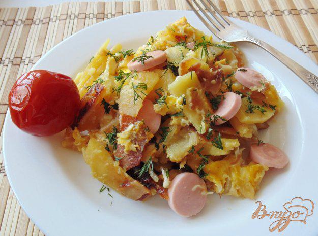 фото рецепта: Картофель жареный с сосисками и яйцами