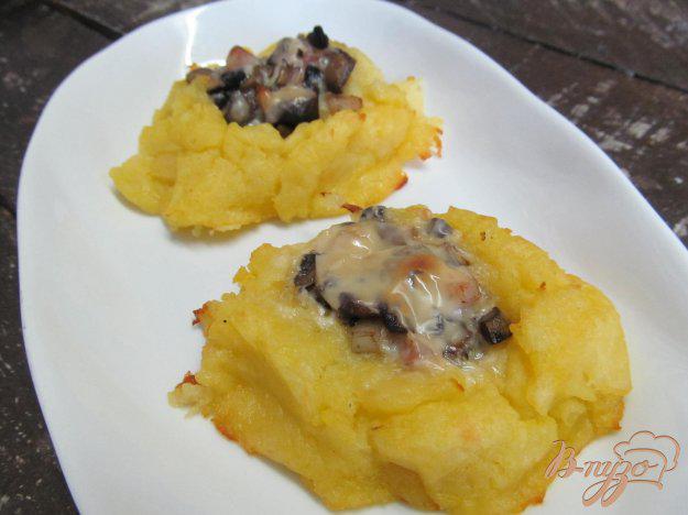 фото рецепта: Картофельные гнезда с грибами и беконом
