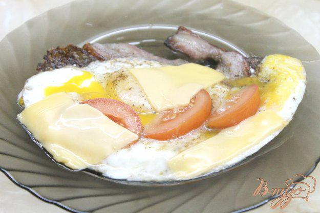 фото рецепта: Яичница на завтрак с беконом, сыром и помидорами
